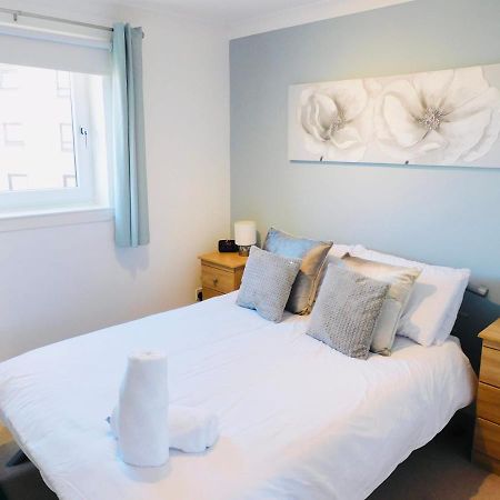 Beautiful 3 Bedroom Apt, Mins From Glasgow Airport, M8 & Sec Paisley Esterno foto
