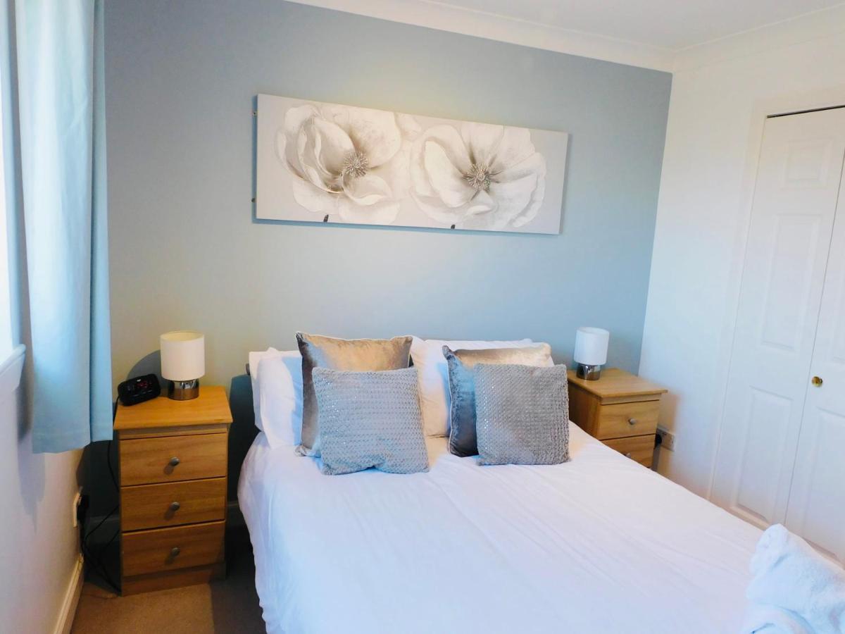 Beautiful 3 Bedroom Apt, Mins From Glasgow Airport, M8 & Sec Paisley Esterno foto