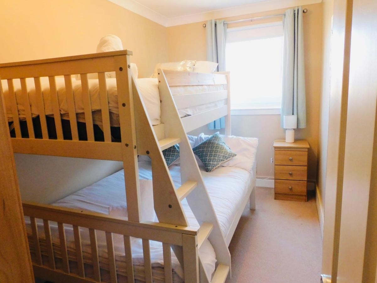 Beautiful 3 Bedroom Apt, Mins From Glasgow Airport, M8 & Sec Paisley Esterno foto