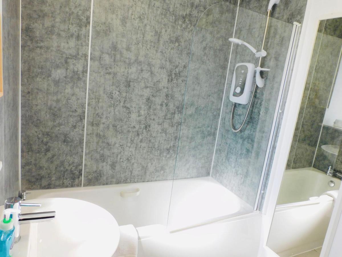Beautiful 3 Bedroom Apt, Mins From Glasgow Airport, M8 & Sec Paisley Esterno foto