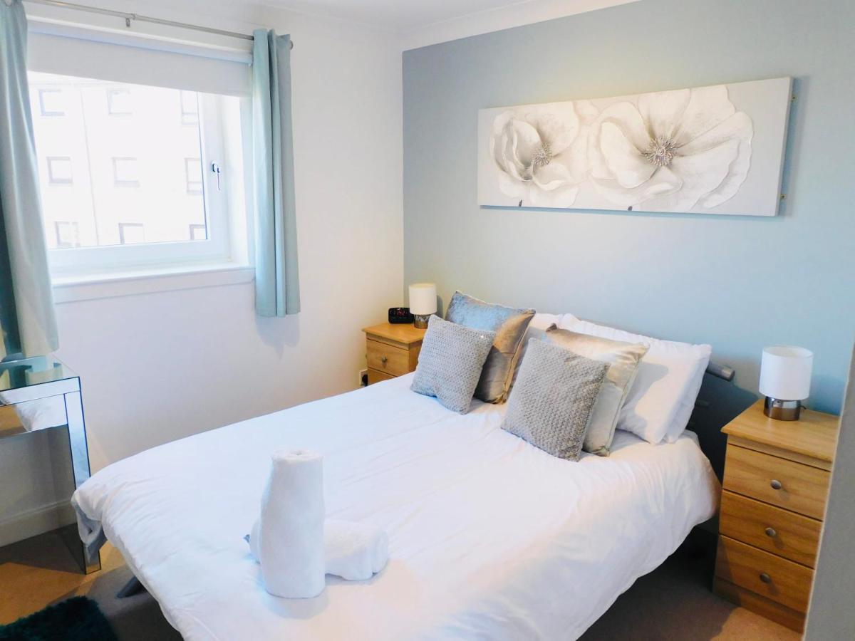 Beautiful 3 Bedroom Apt, Mins From Glasgow Airport, M8 & Sec Paisley Esterno foto