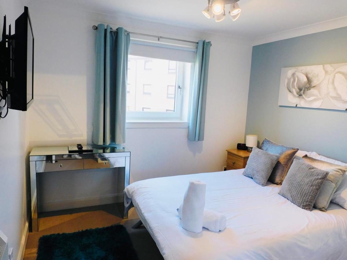 Beautiful 3 Bedroom Apt, Mins From Glasgow Airport, M8 & Sec Paisley Esterno foto