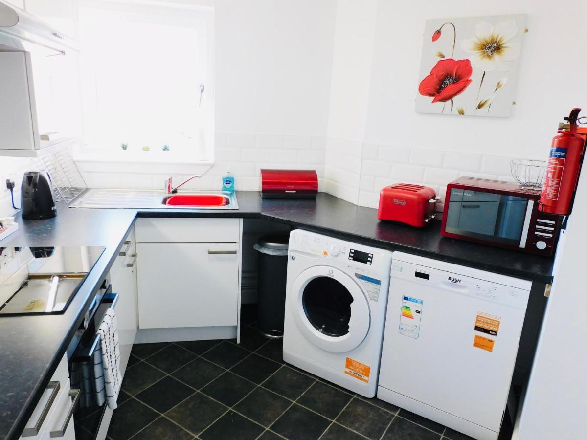 Beautiful 3 Bedroom Apt, Mins From Glasgow Airport, M8 & Sec Paisley Esterno foto