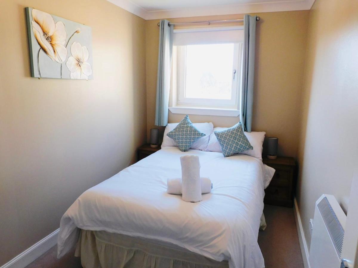 Beautiful 3 Bedroom Apt, Mins From Glasgow Airport, M8 & Sec Paisley Esterno foto