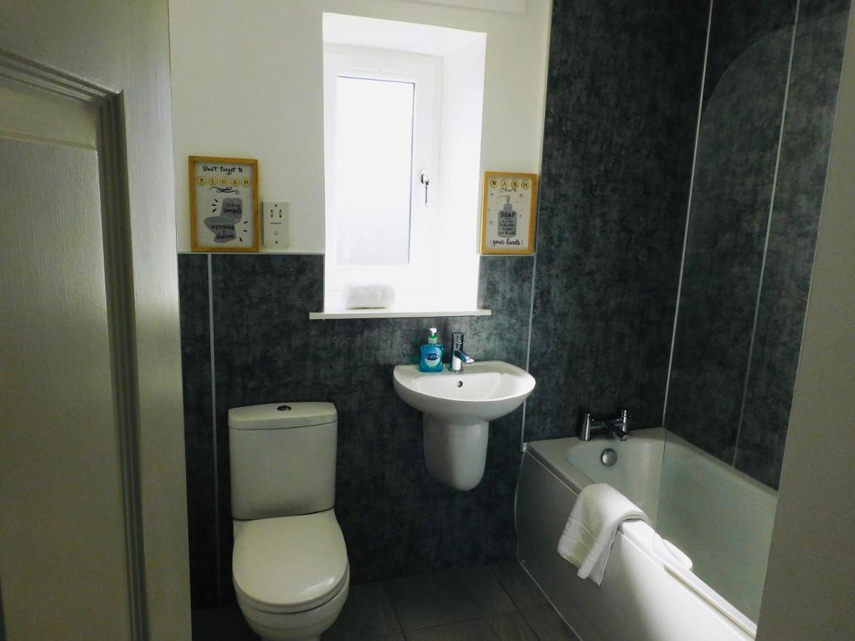 Beautiful 3 Bedroom Apt, Mins From Glasgow Airport, M8 & Sec Paisley Esterno foto